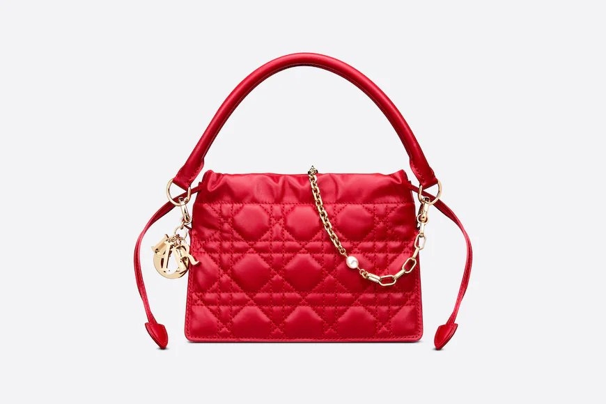 聖誕紅色的Lady Dior Top Handle Drawstring Mini Bag。