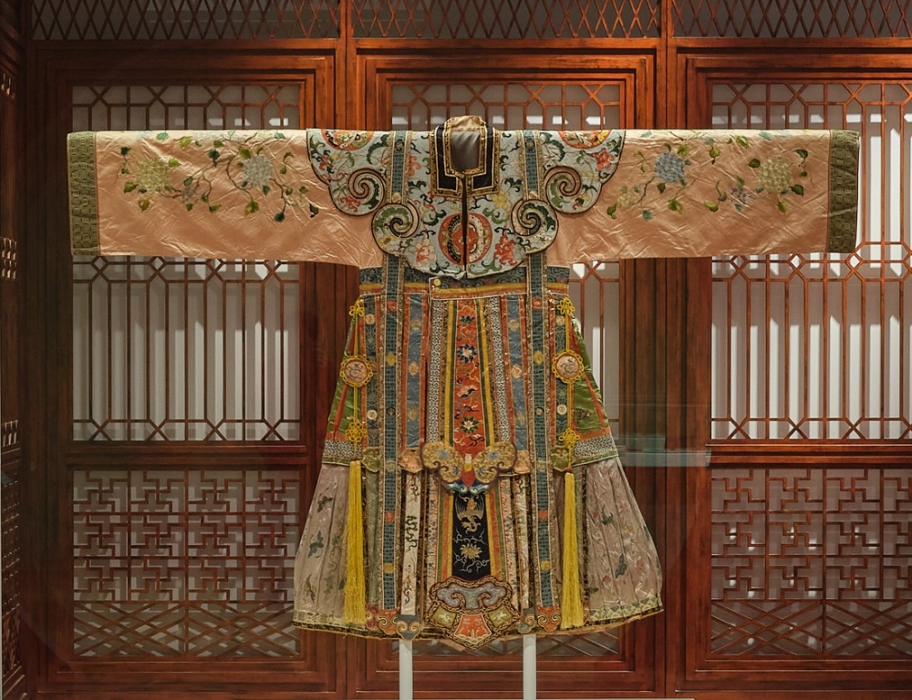 折枝花紋宮衣,清 乾隆(1736 ‒1795),展廳2 © 故宮博物院