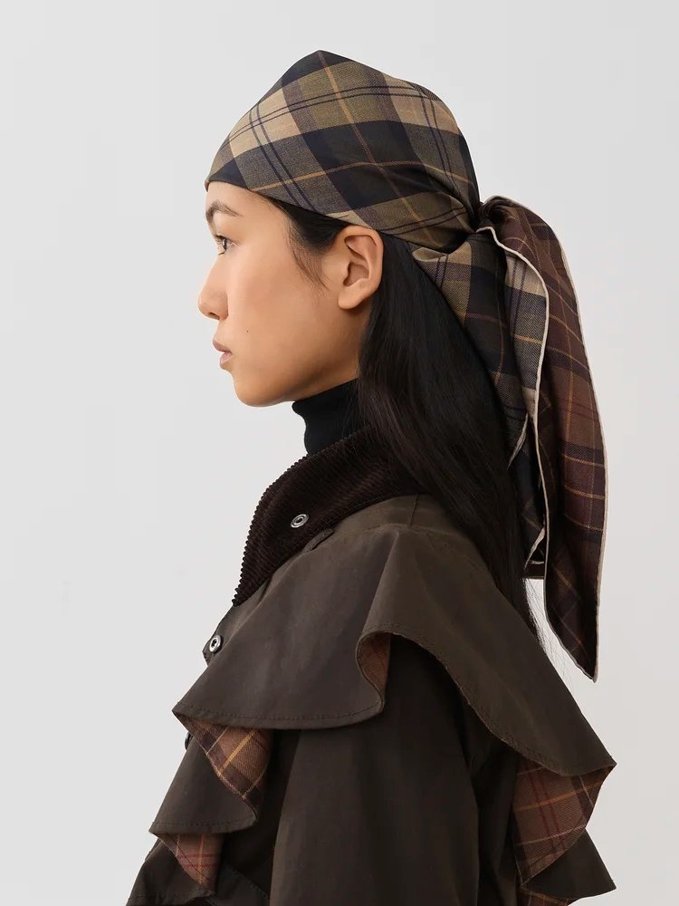 有著格紋設計的Barbour for Chloé Printed Scarf。