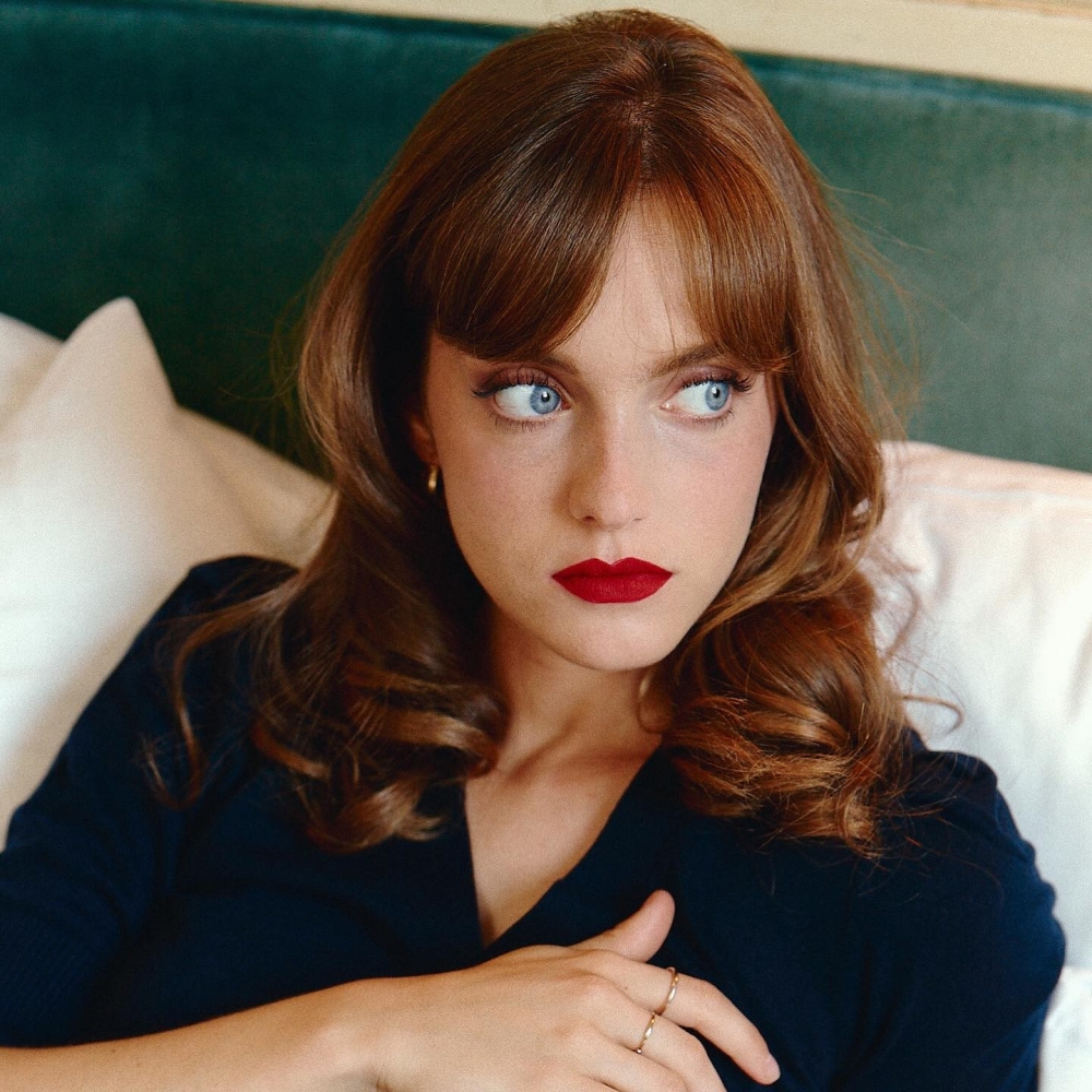 時而優雅,時而復古的復古紅唇搭配自然肌膚