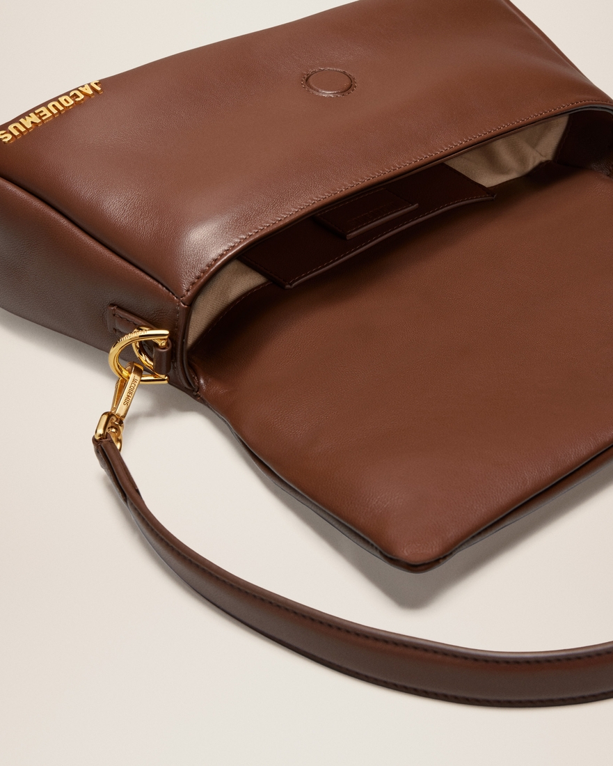 注入棕色調增添幾分奢華韻味。