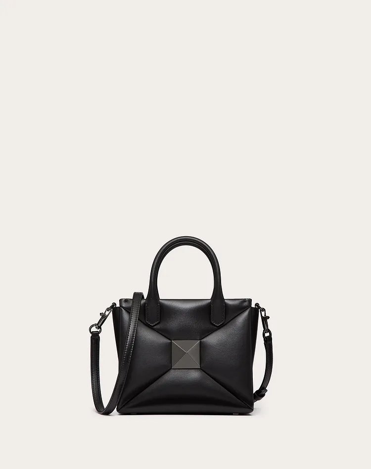 全黑配色的Small One Stud Nappa Handbag with Tone-on-Tone Stud。
