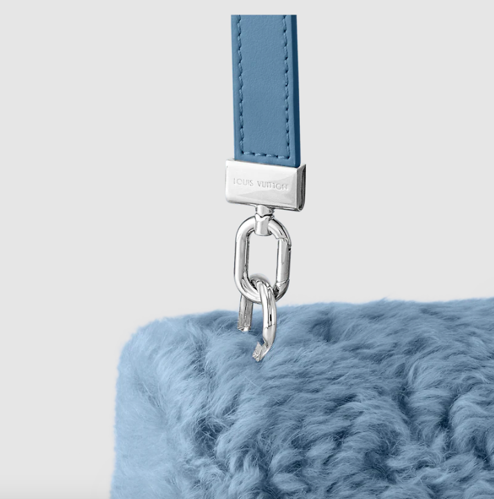 搭配上銀色的金屬點綴。