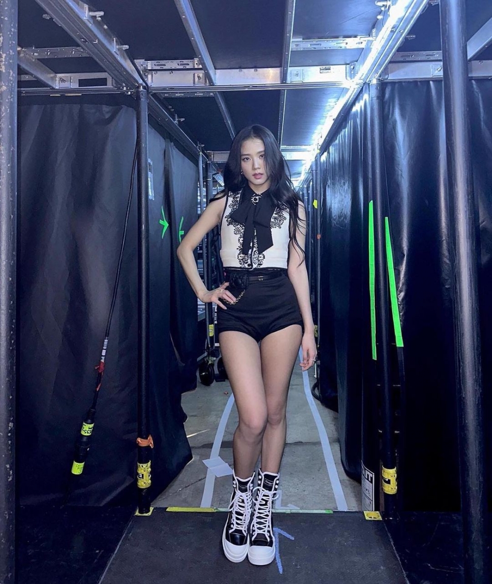 另一套Dior的穿搭則是帥氣又性感的褲裝。