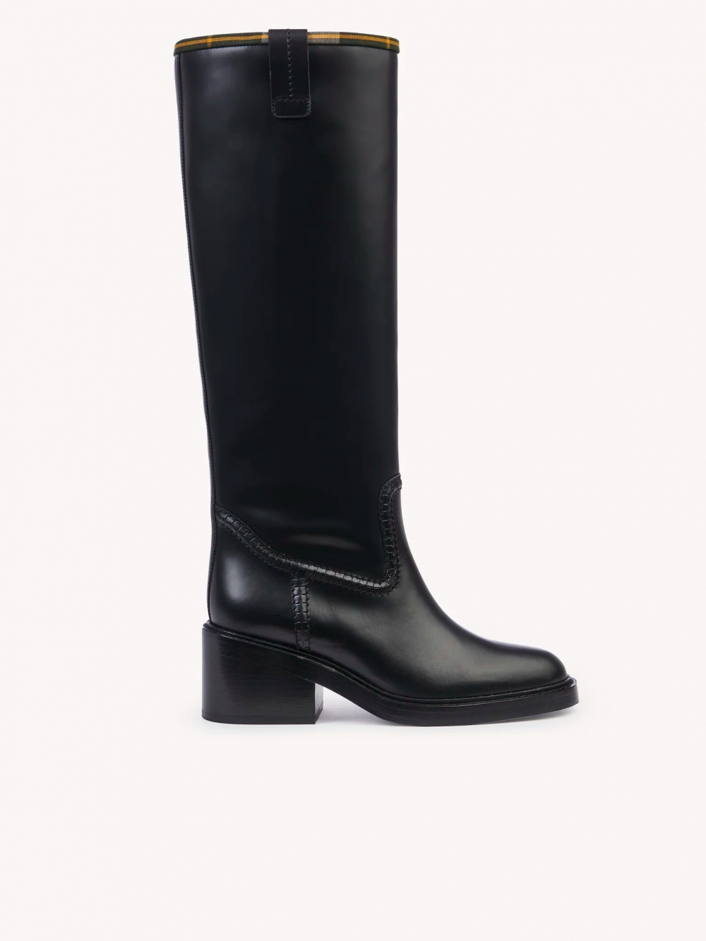 日常百搭的長筒靴。