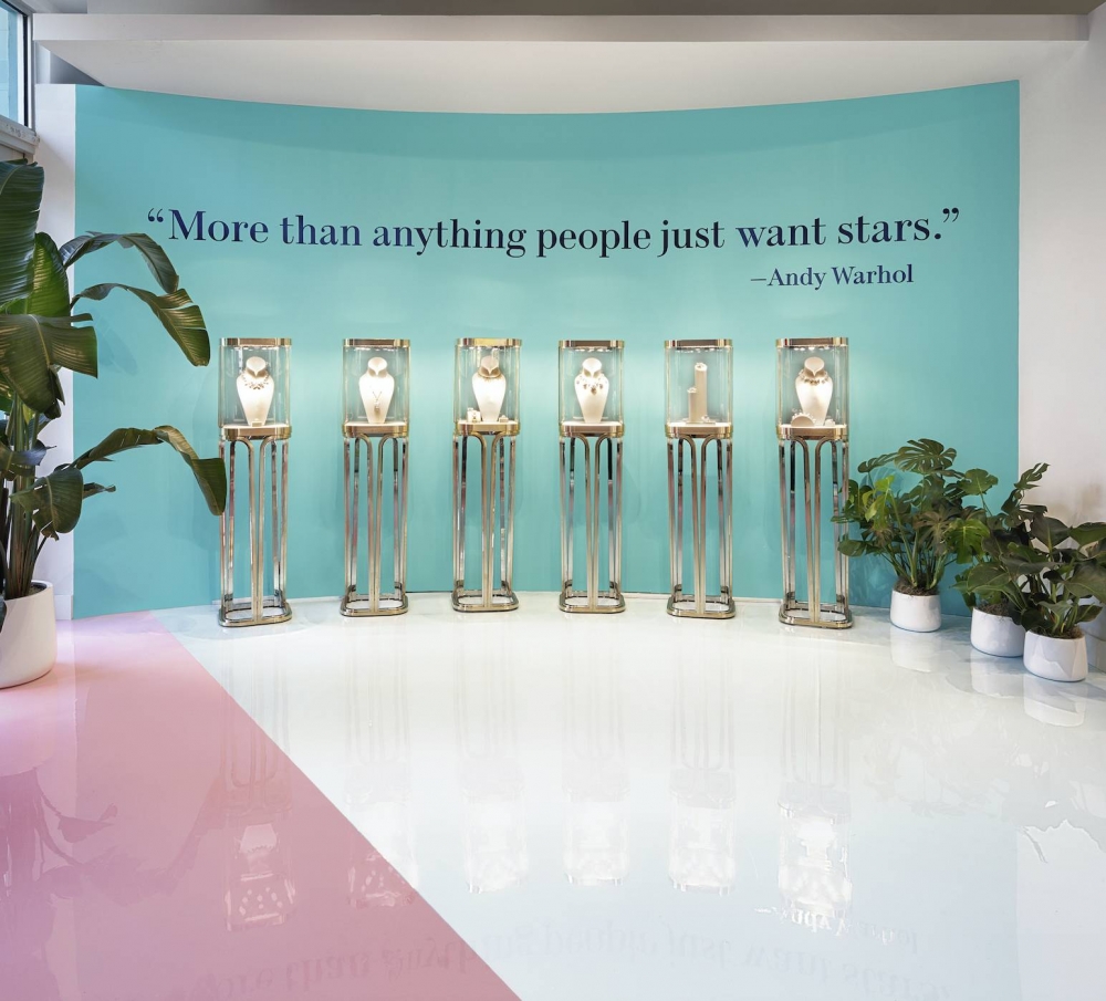 安迪沃荷的經典名言出現在背牆上