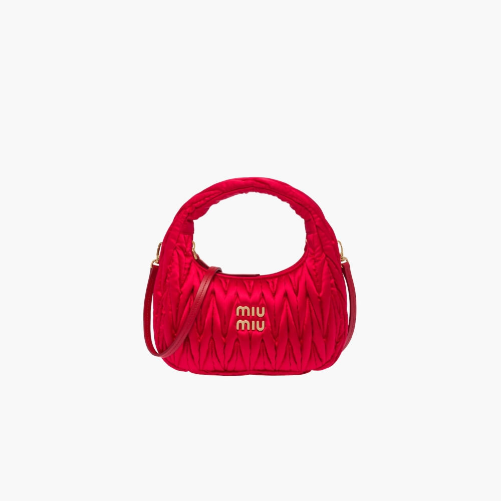 熱門的Miu Wander Matelassé Satin Mini Hobo Bag也換上新色。
