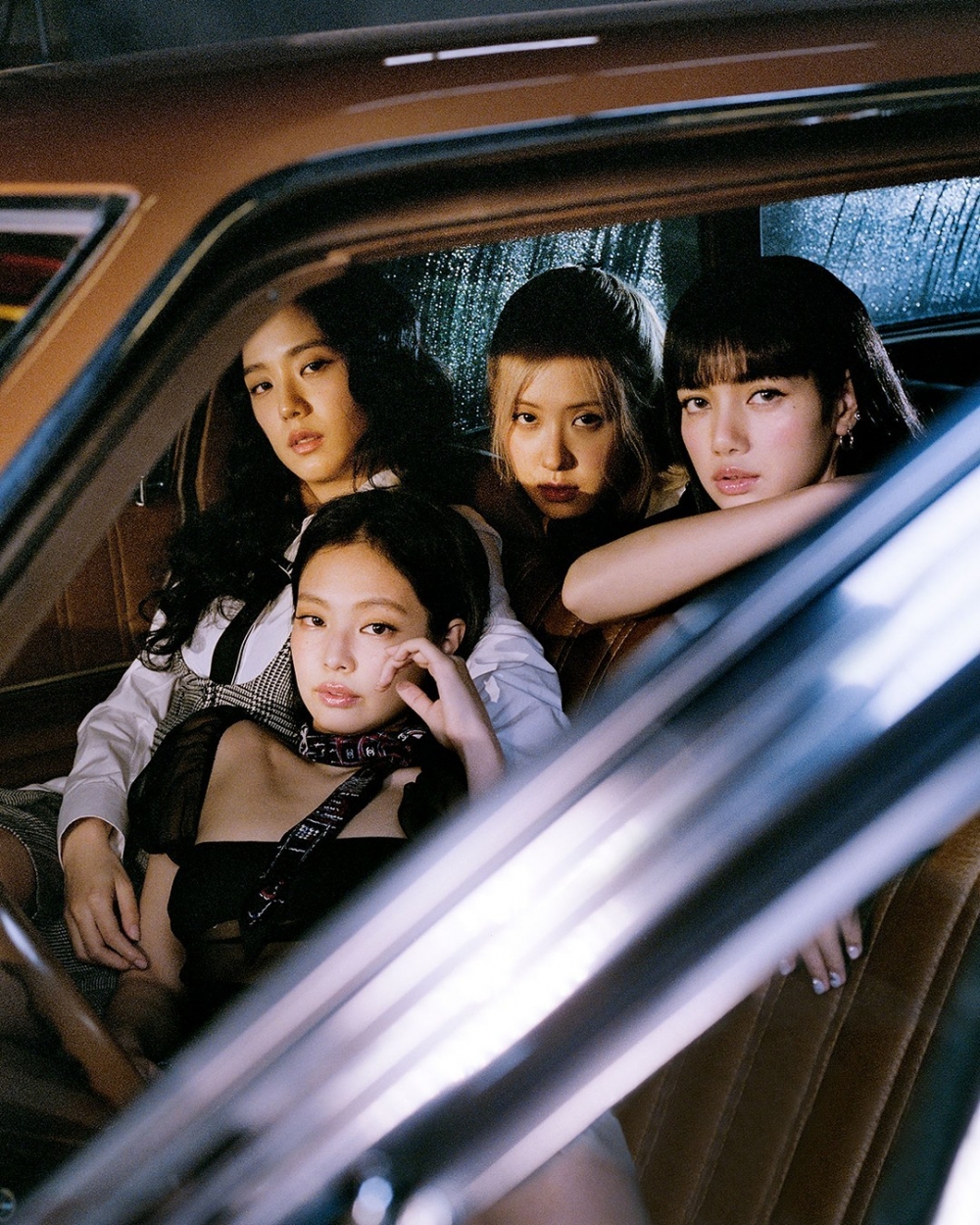 全團一起登上雜誌封面。