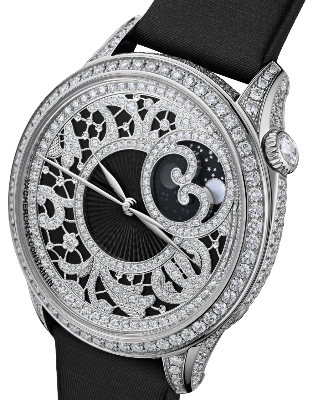 白金材質蕾絲線勾勒柔和現代女性優雅氣質