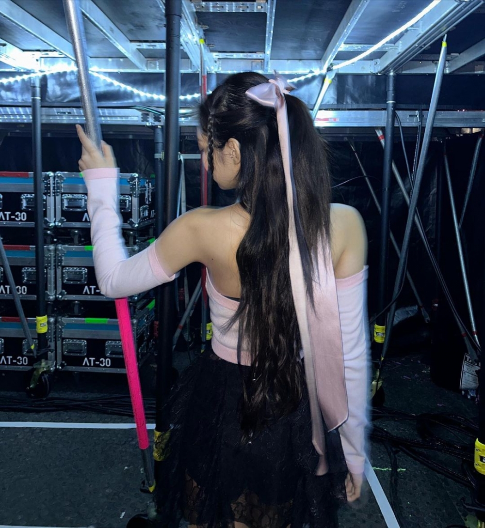 她的頭髮也特別加上蝴蝶結的造型。