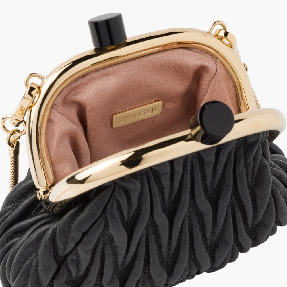 打開後內袋對比色袋流露時尚質感