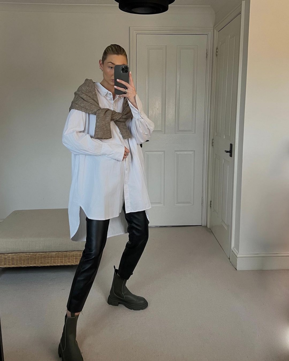 長版襯衫搭配皮褲。