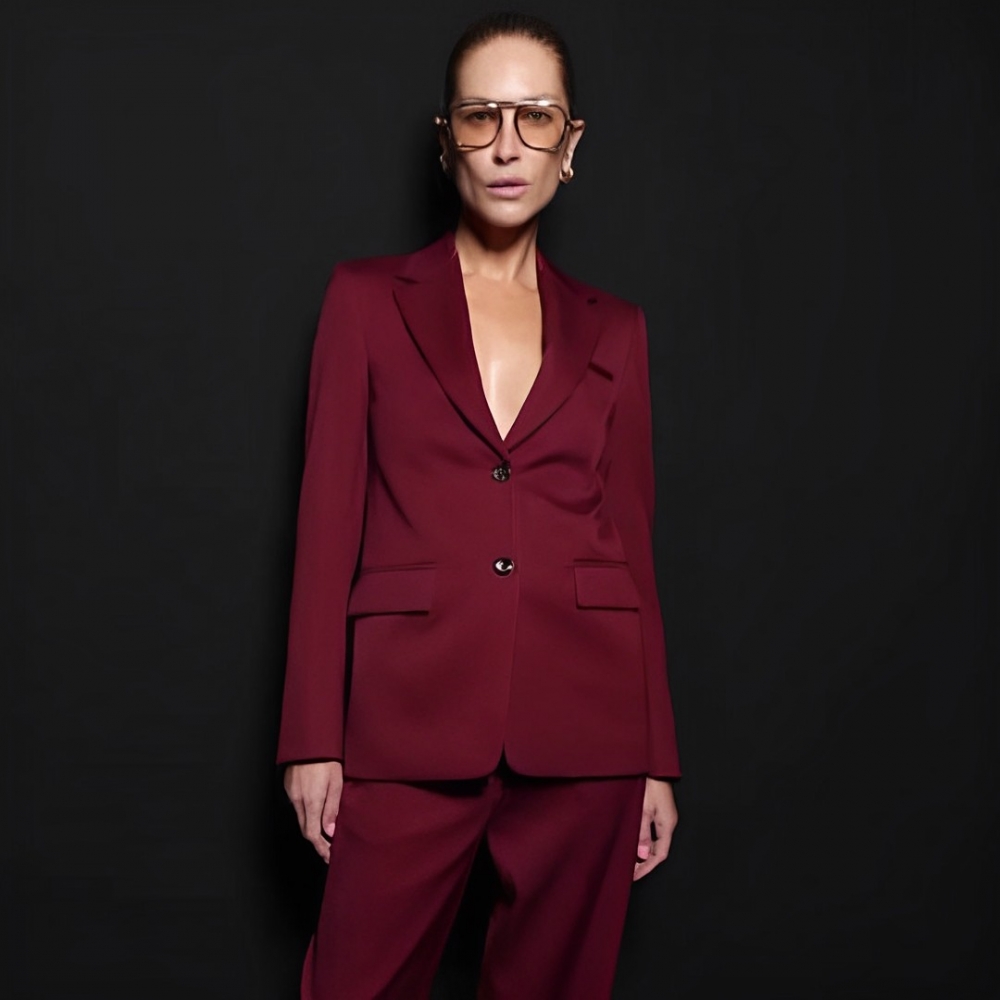 搭配上緞面的材質更顯高級。