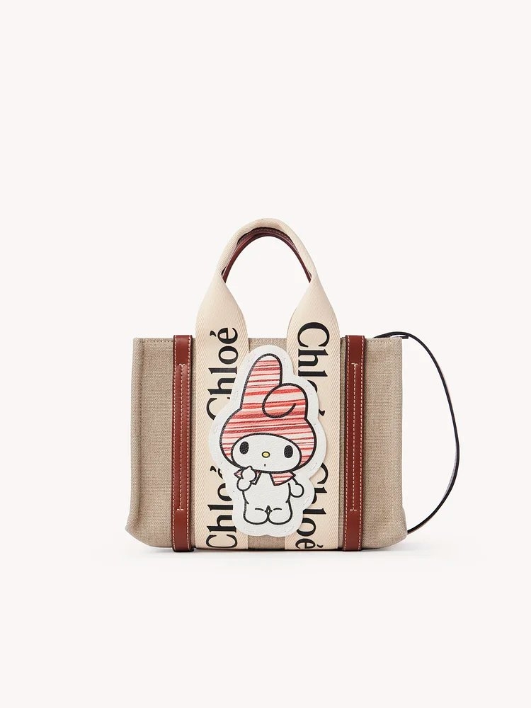 人氣Small Woody Tote Bag也推出聯名款。