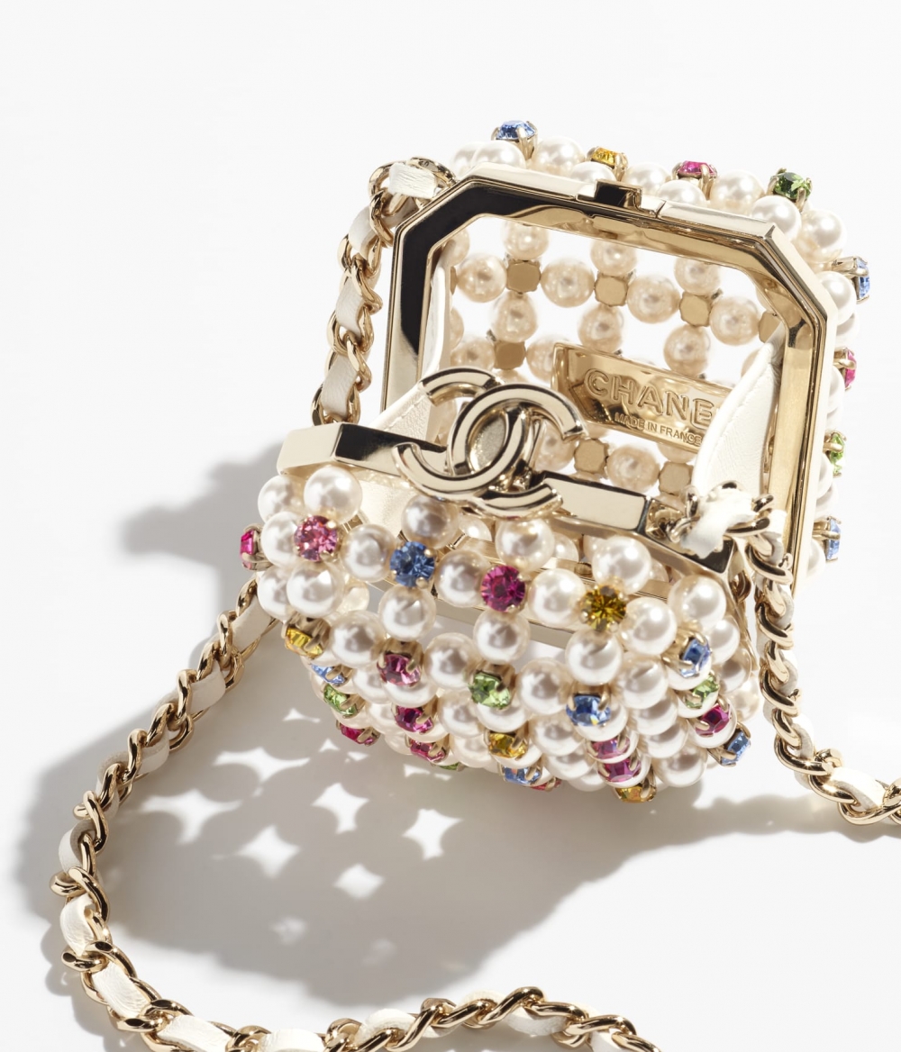 在開口處飾以品牌最經典的雙C Logo