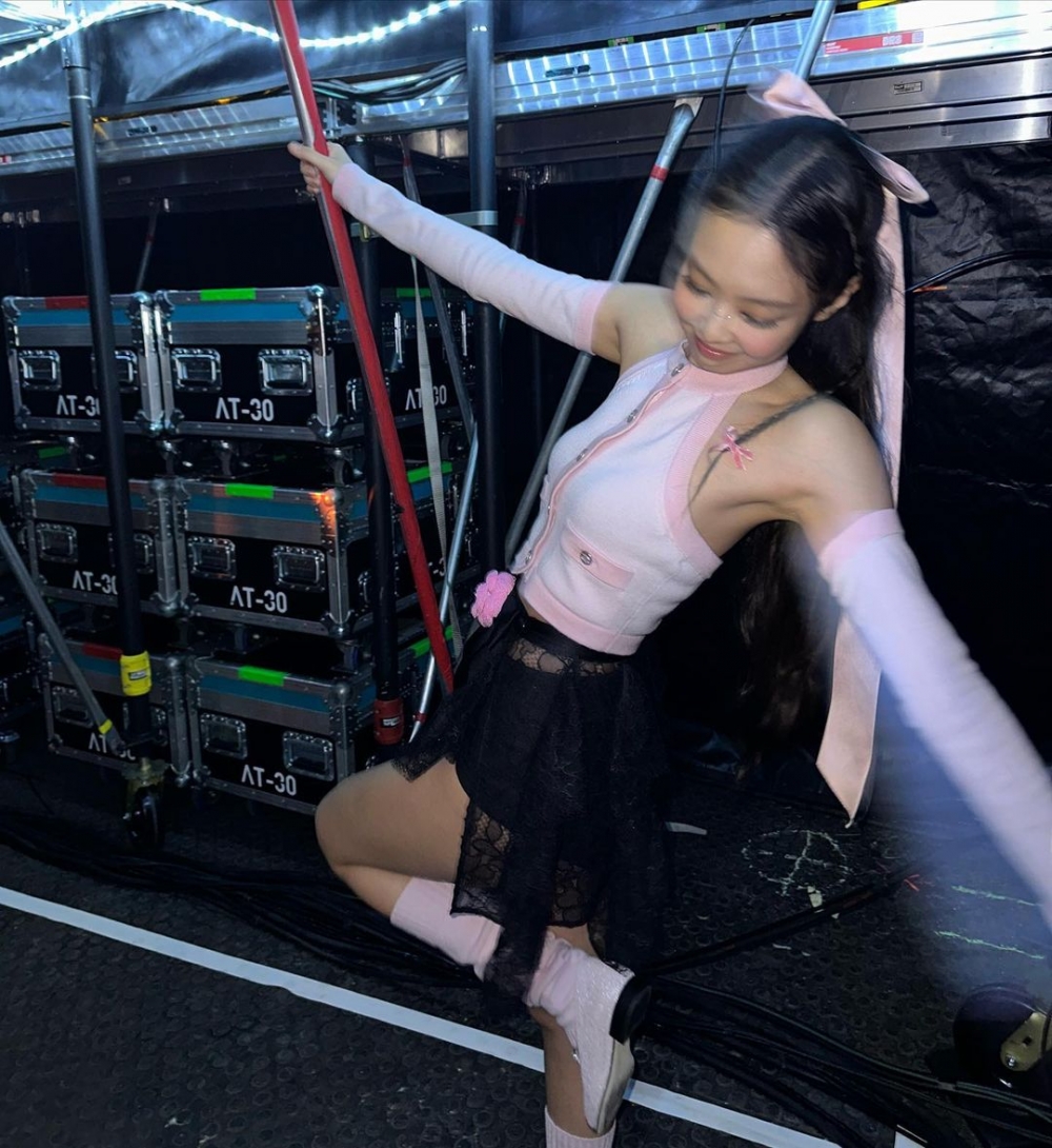 另一套粉色搭配黑色的設計款。