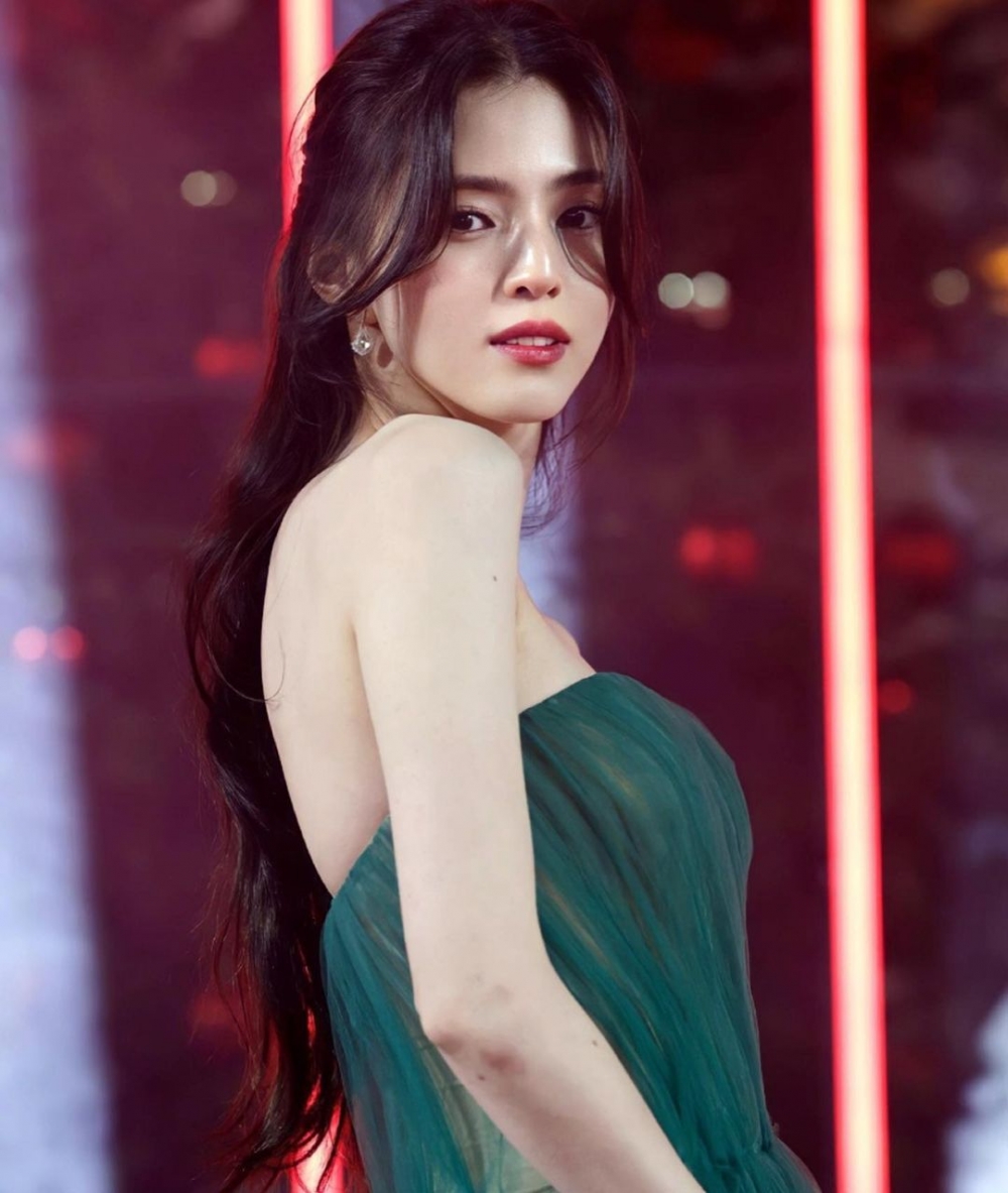 韓韶禧以彩妝品牌Charlotte Tilbury的代言人身份出席。