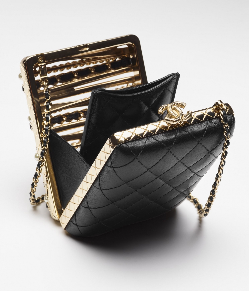 配金屬開扣與俐落CHANEL Logo字樣金屬釦