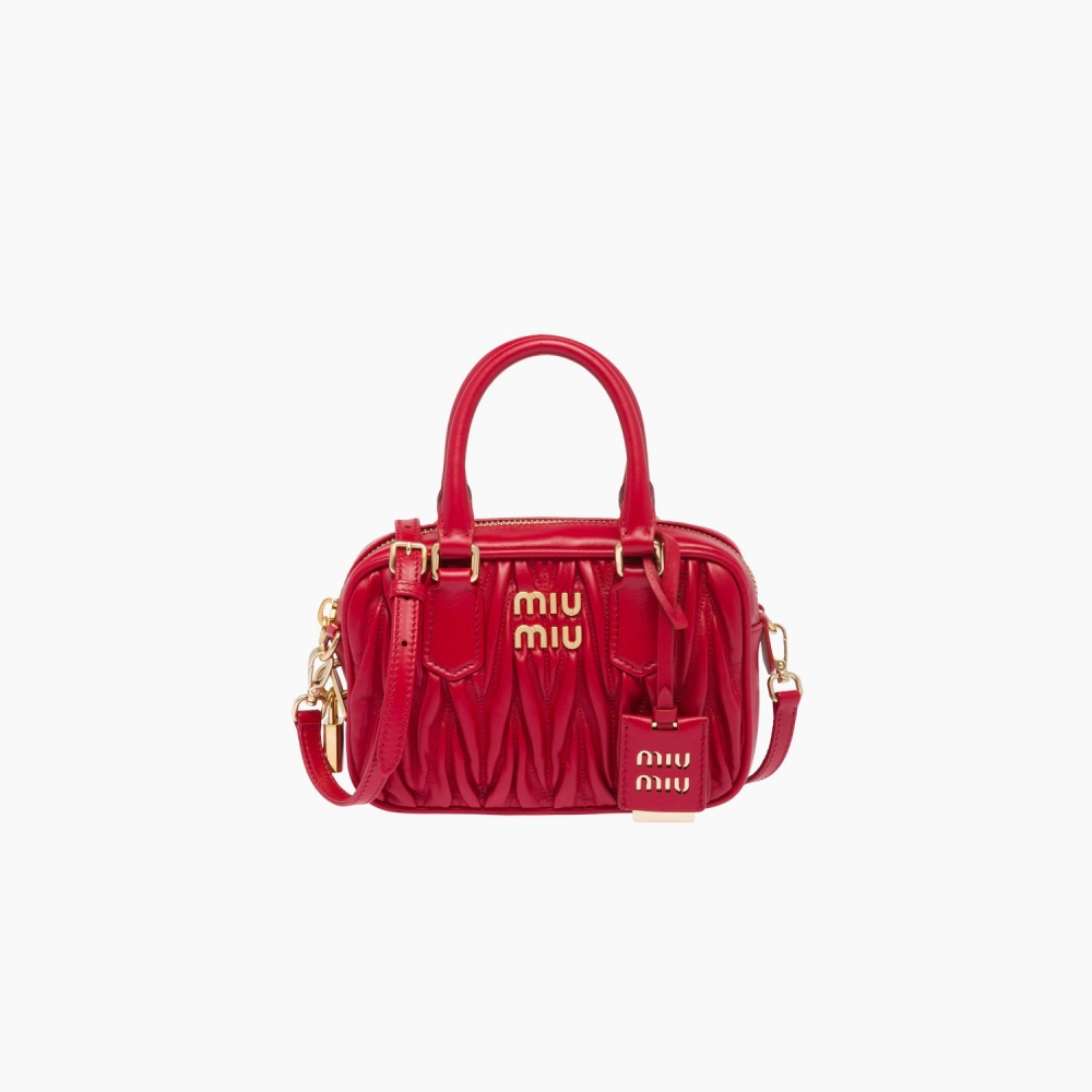 聖誕紅色與金色搭配的Miu Miu Matelassé Nappa Leather Top-Handle Bag。