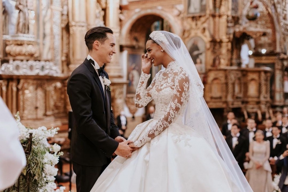 Jasmine Tookes 和 Juan David Borrero 在一座 16 世紀的厄瓜多爾大教堂結婚