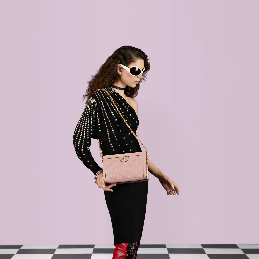 模特兒演繹Gucci GG Matelassé Small Bag。