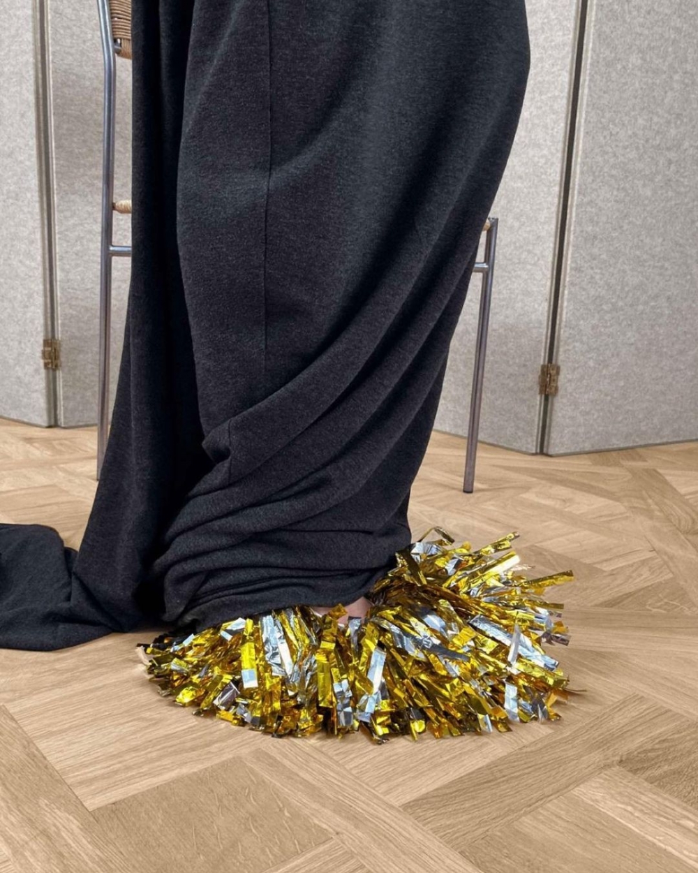 由錫箔彩帶打造而成的鞋履。