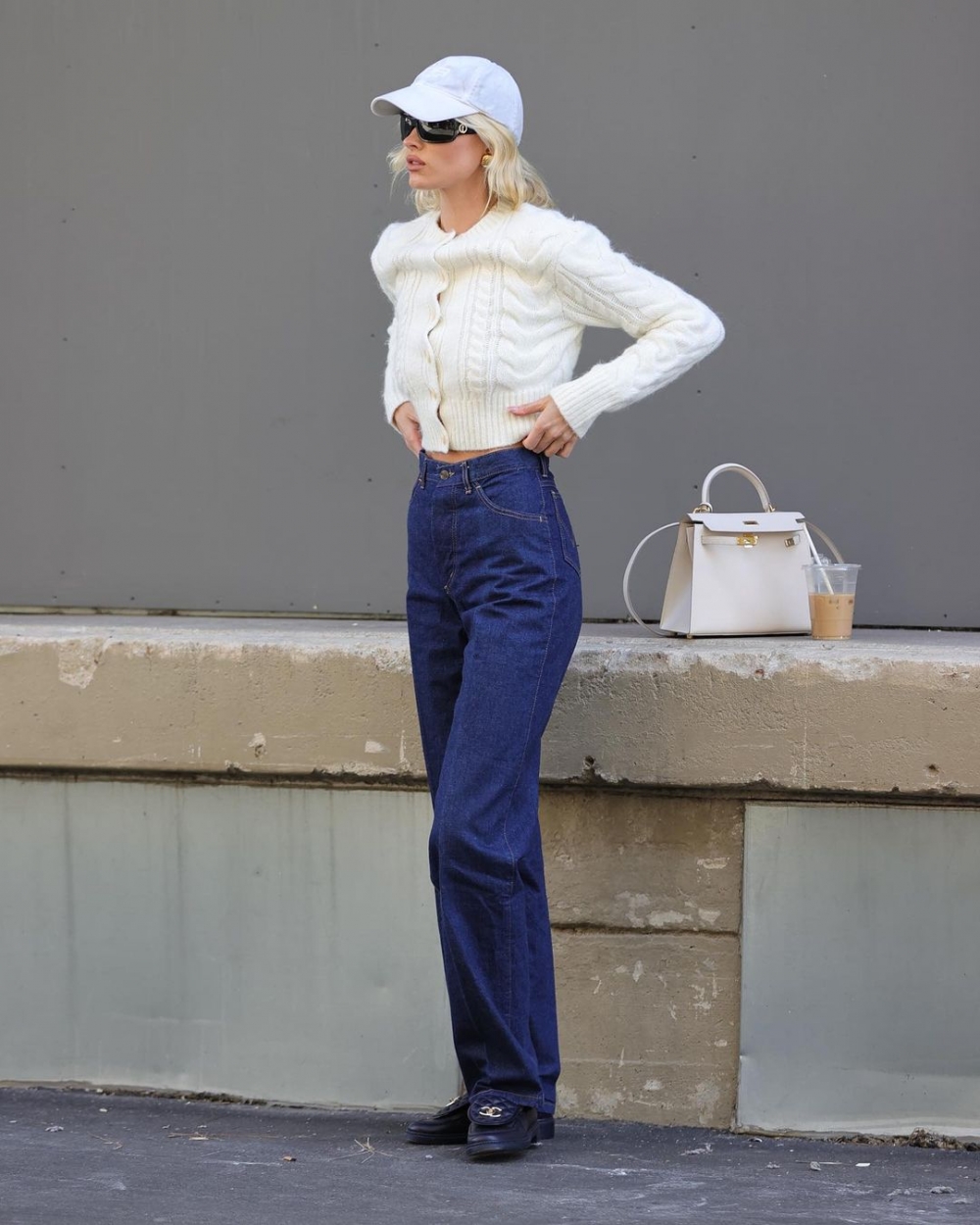 保暖毛衣與直筒牛仔褲搭配一起。