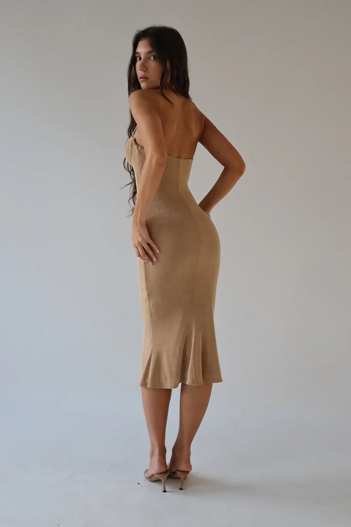 背面的設計非常顯翹臀。