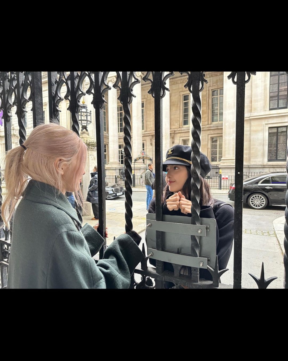 兩人逗趣的合影也成話題。