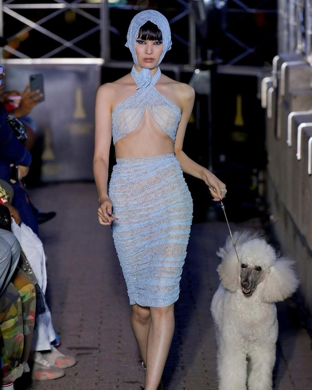 新井貴子現身LAQUAN SMITH SS22大秀。