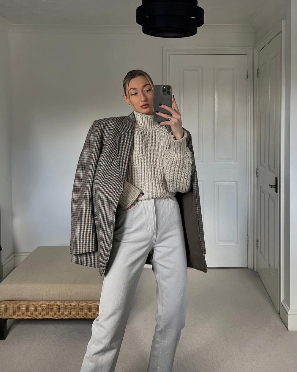 增添毛料外套注入氣勢感。