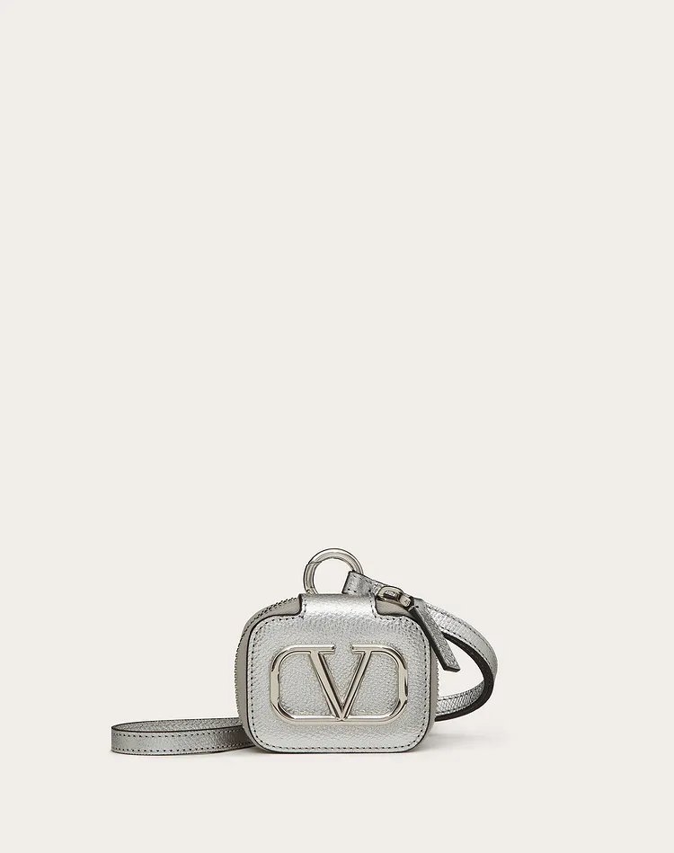 銀色的Metallic Grainy Calfskin Leather VLogo Signature Airpods Pro Case with Leather Strap。