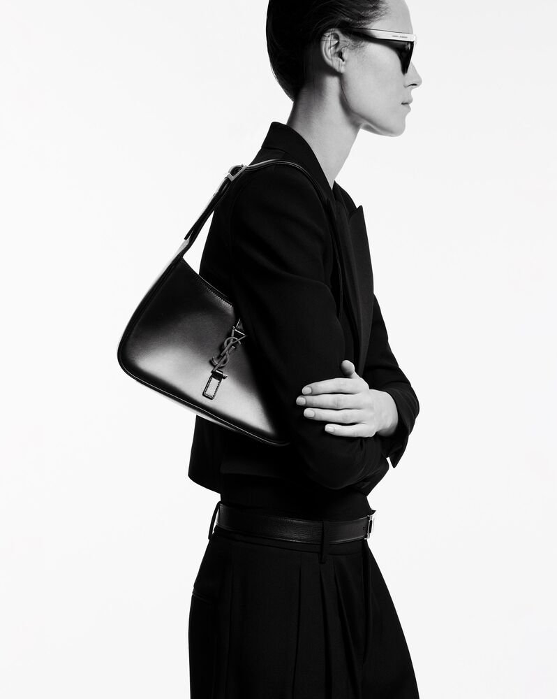 Saint Laurent人氣Hobo手袋推新色。