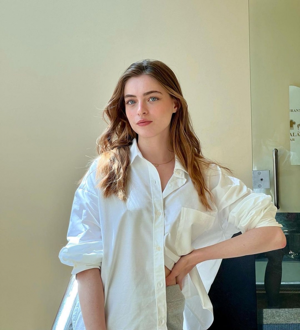 深邃乾淨的五官散發著自信