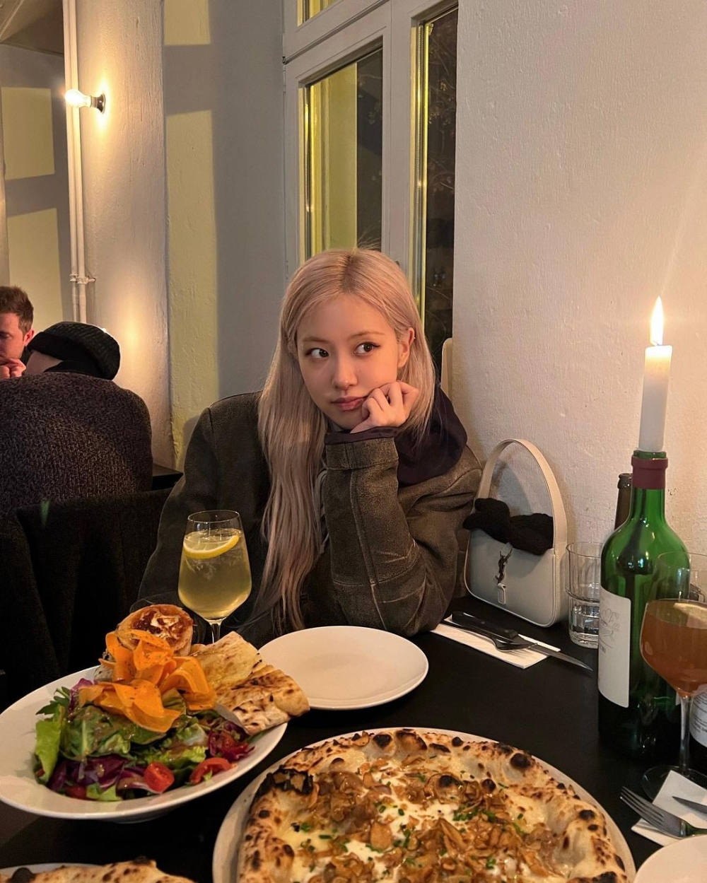 Rosé多次詮釋的Saint Laurent Hobo Bag成為下一個人氣王。