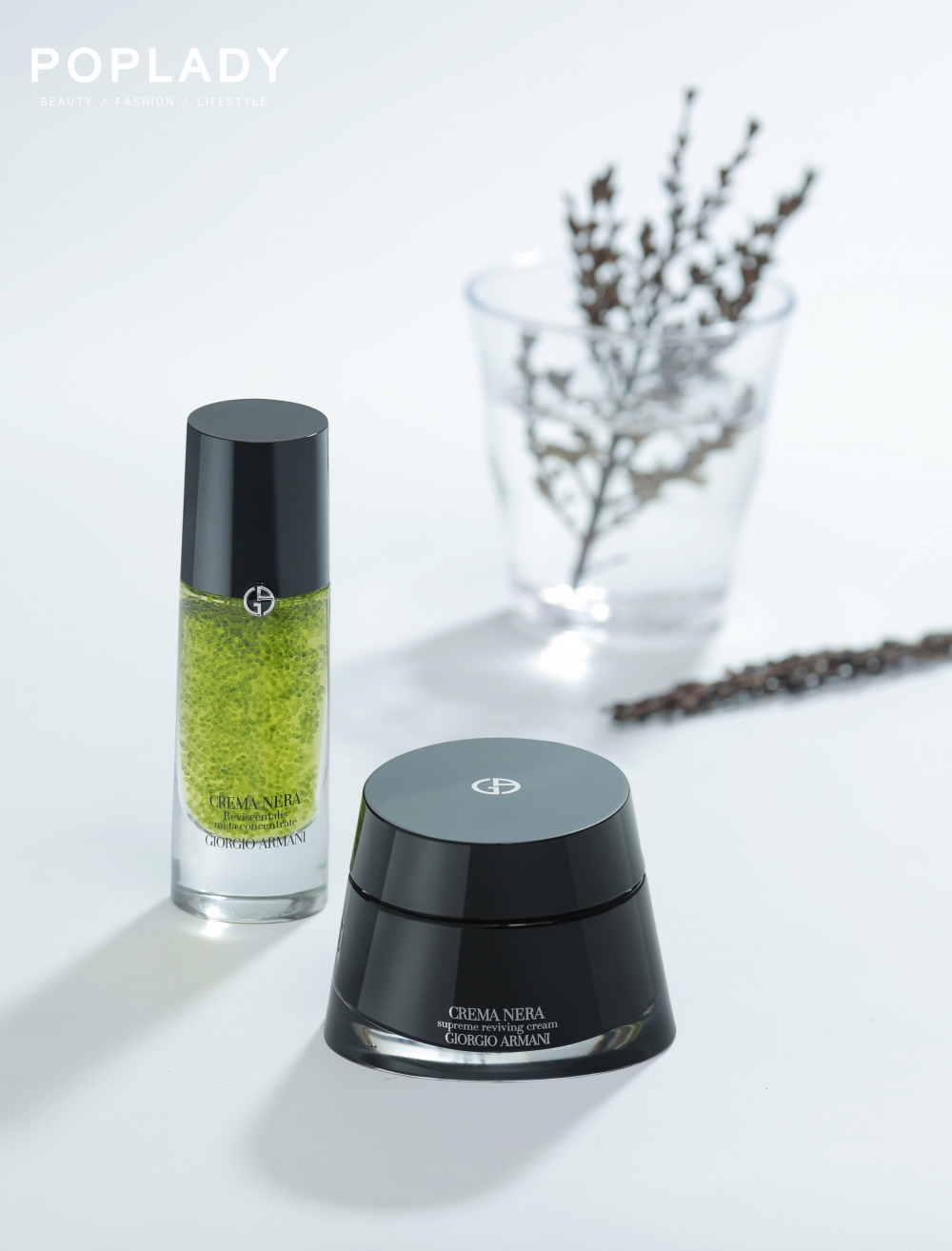 若然翌日有重要拍攝工作的話,美編更會將「再生黑面霜」結合「再生綠鑽精華」,令水潤光澤修復效果更快、更顯著。