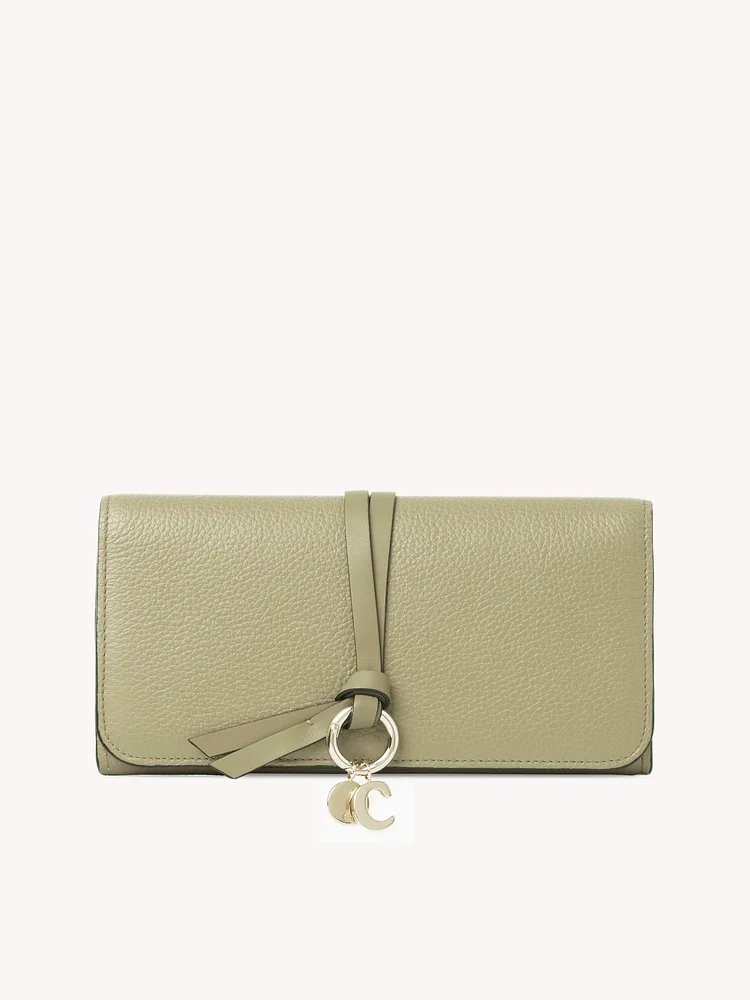 今年度熱門的綠色款式 Alphabet Wallet with Flap。