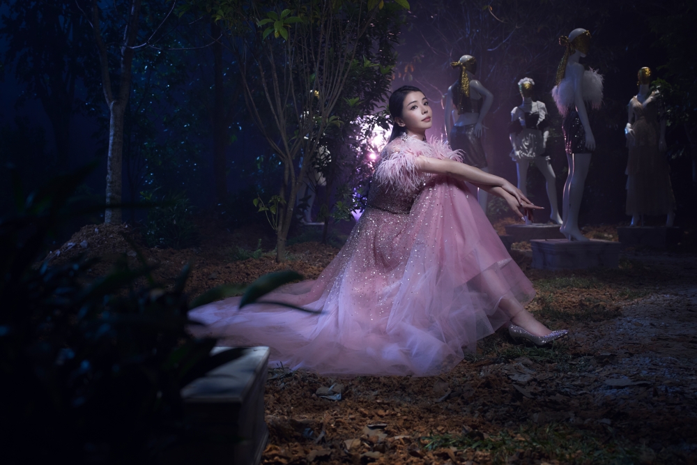 第二集《Stuck In Time迴去的時間》：公主坐上南瓜車，原以為是走上幸福之路，卻發現是原地踏步。