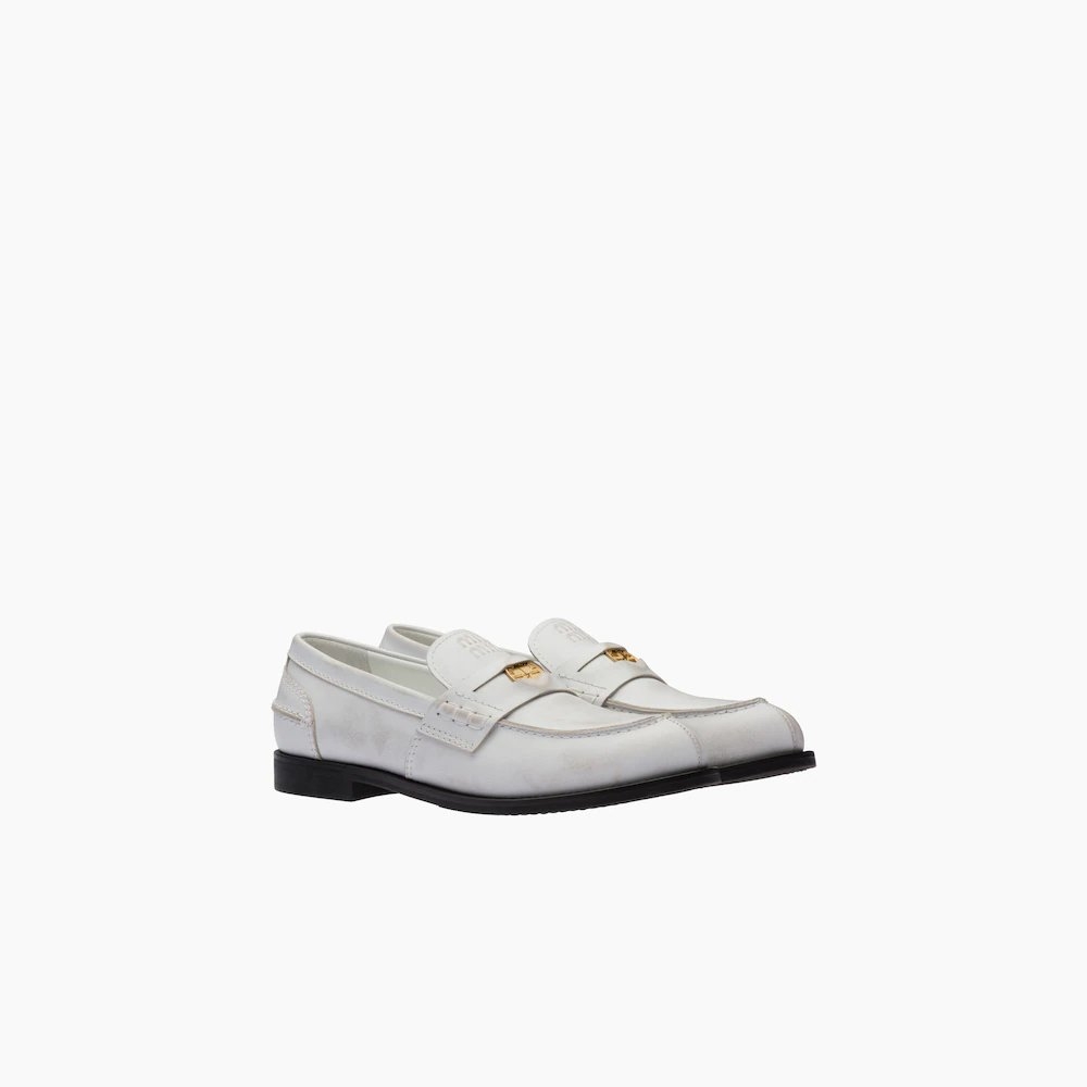 復古白的Leather Penny Loafers。