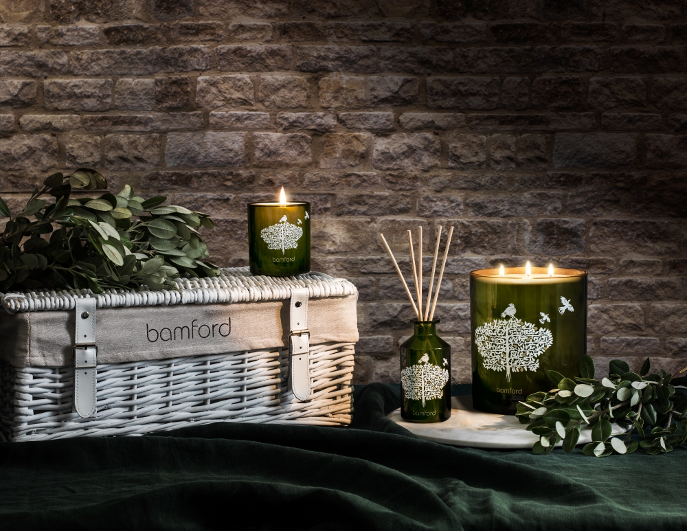 很喜歡Bamford聖誕莊園香氛蠟燭的綠色玻璃瓶身,很治癒,看起來很舒服。