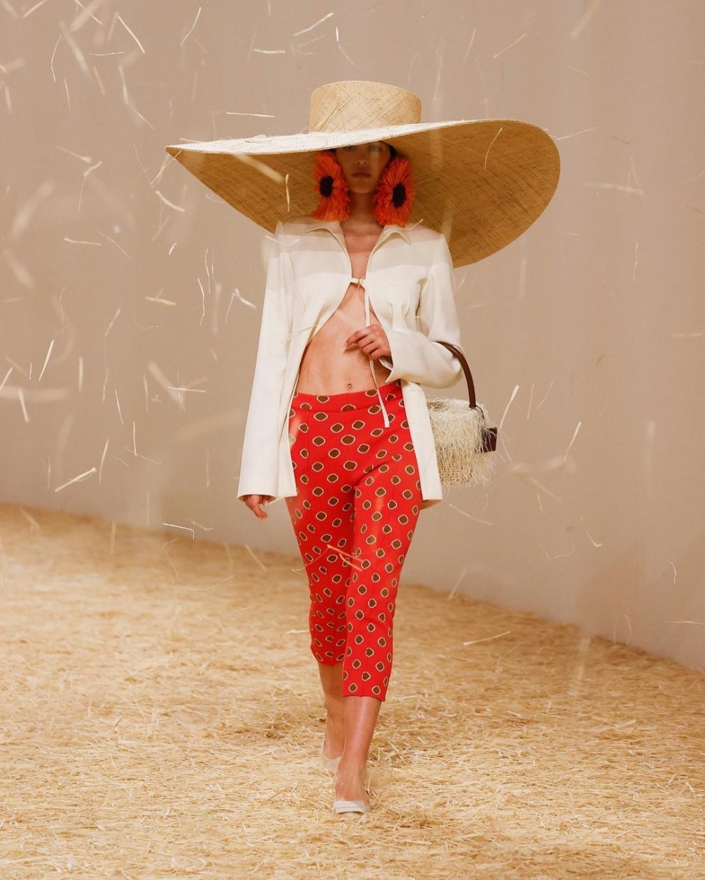 巨型花朵耳環也十分搶眼。