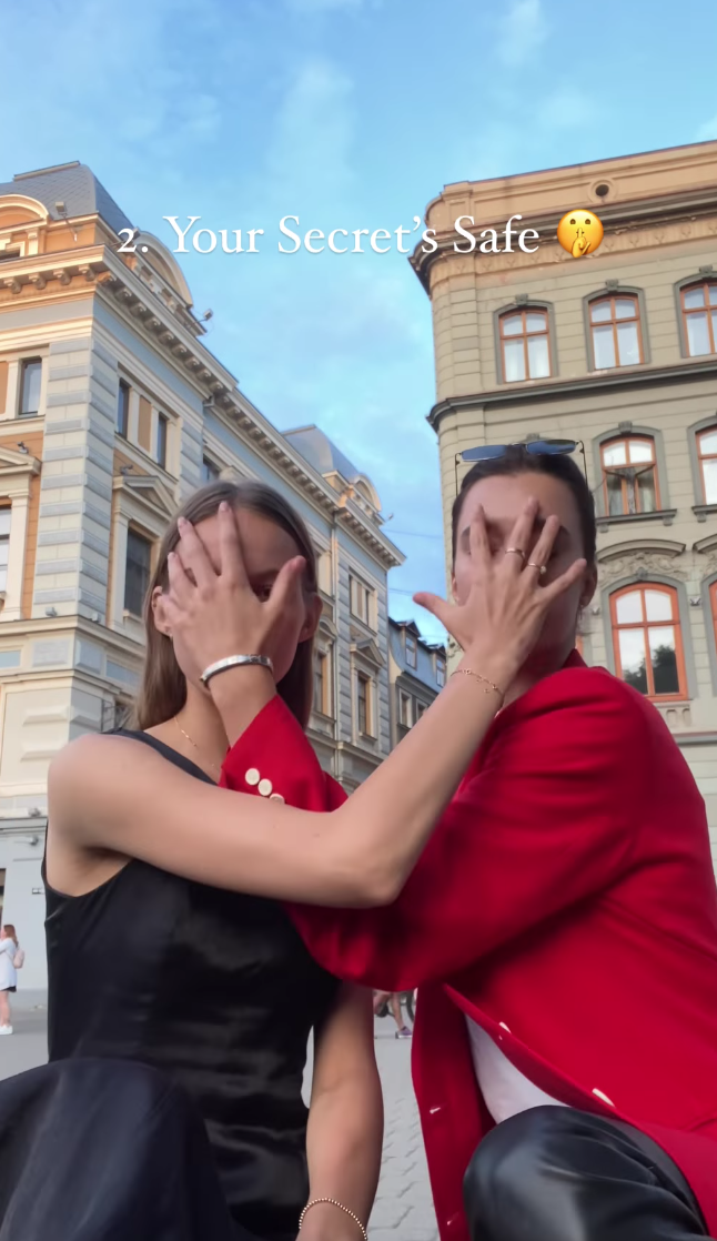 用手遮住對方的臉。