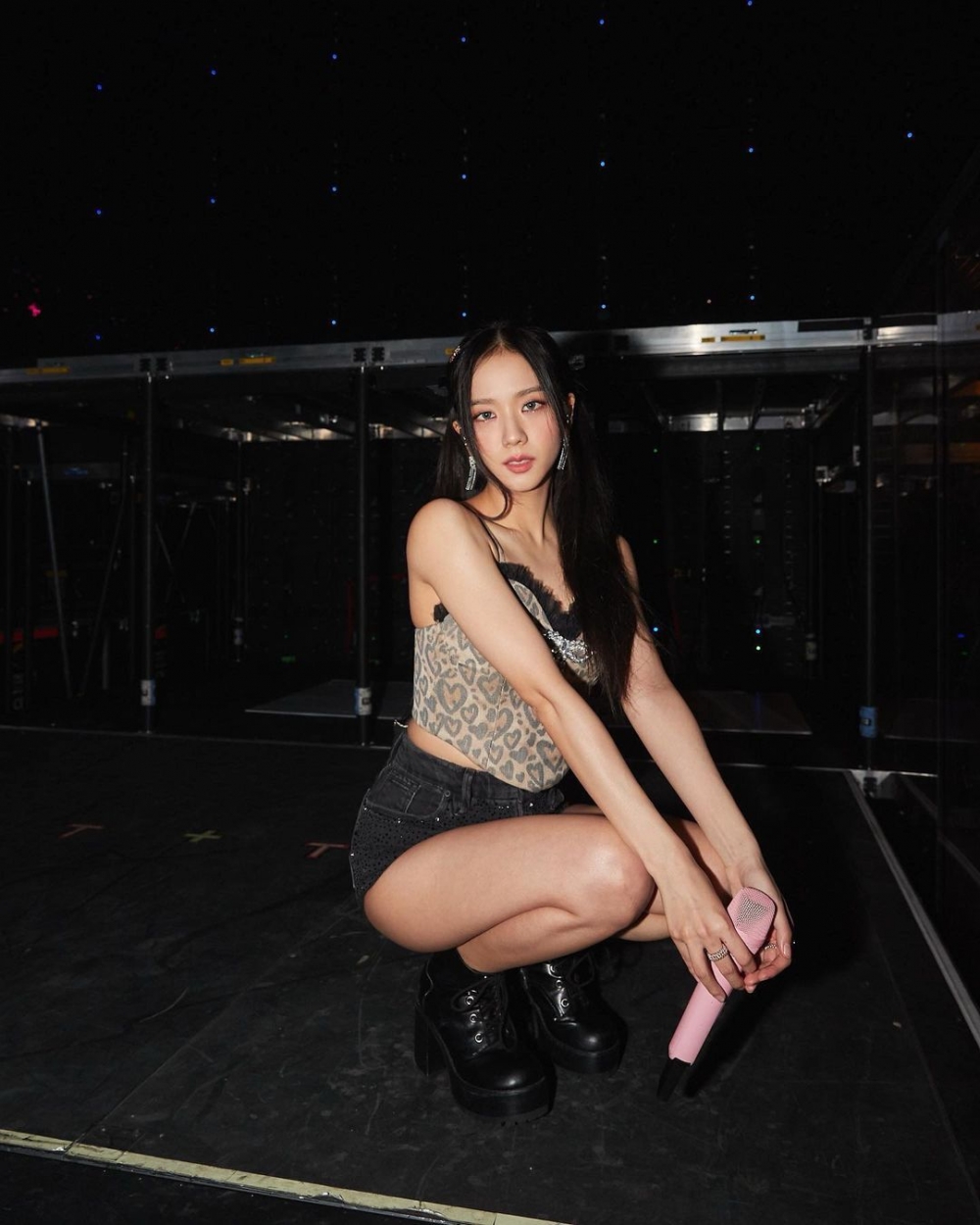 還有在穿搭中加入Cartier的飾品。