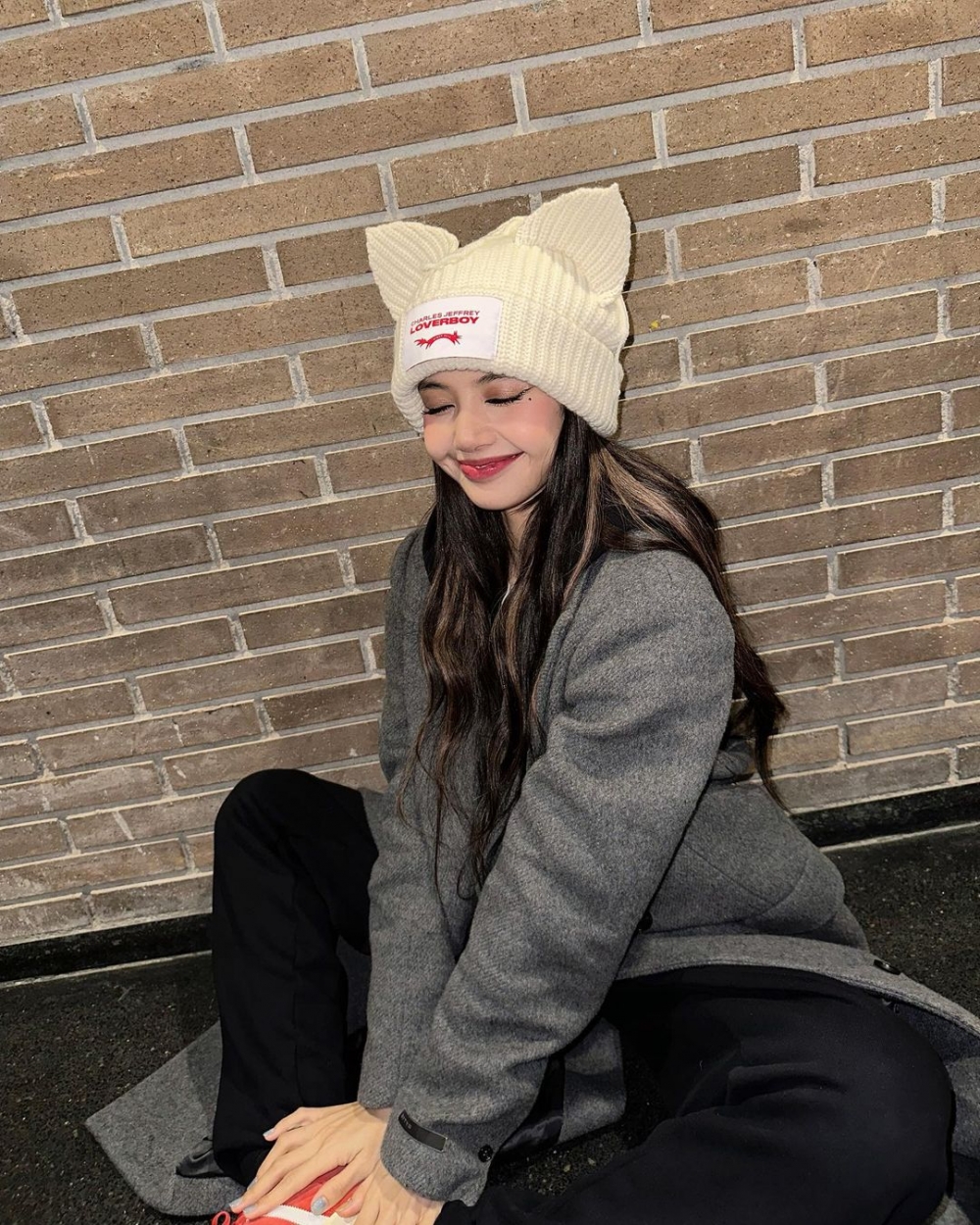 她帶著貓耳針織帽是出自倫敦品牌Charles Jeffrey LOVERBOY。