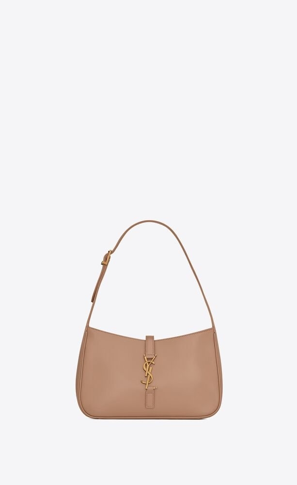 玫瑰沙款式的Le 5 À 7 Hobo Bag in Smooth Leather 。