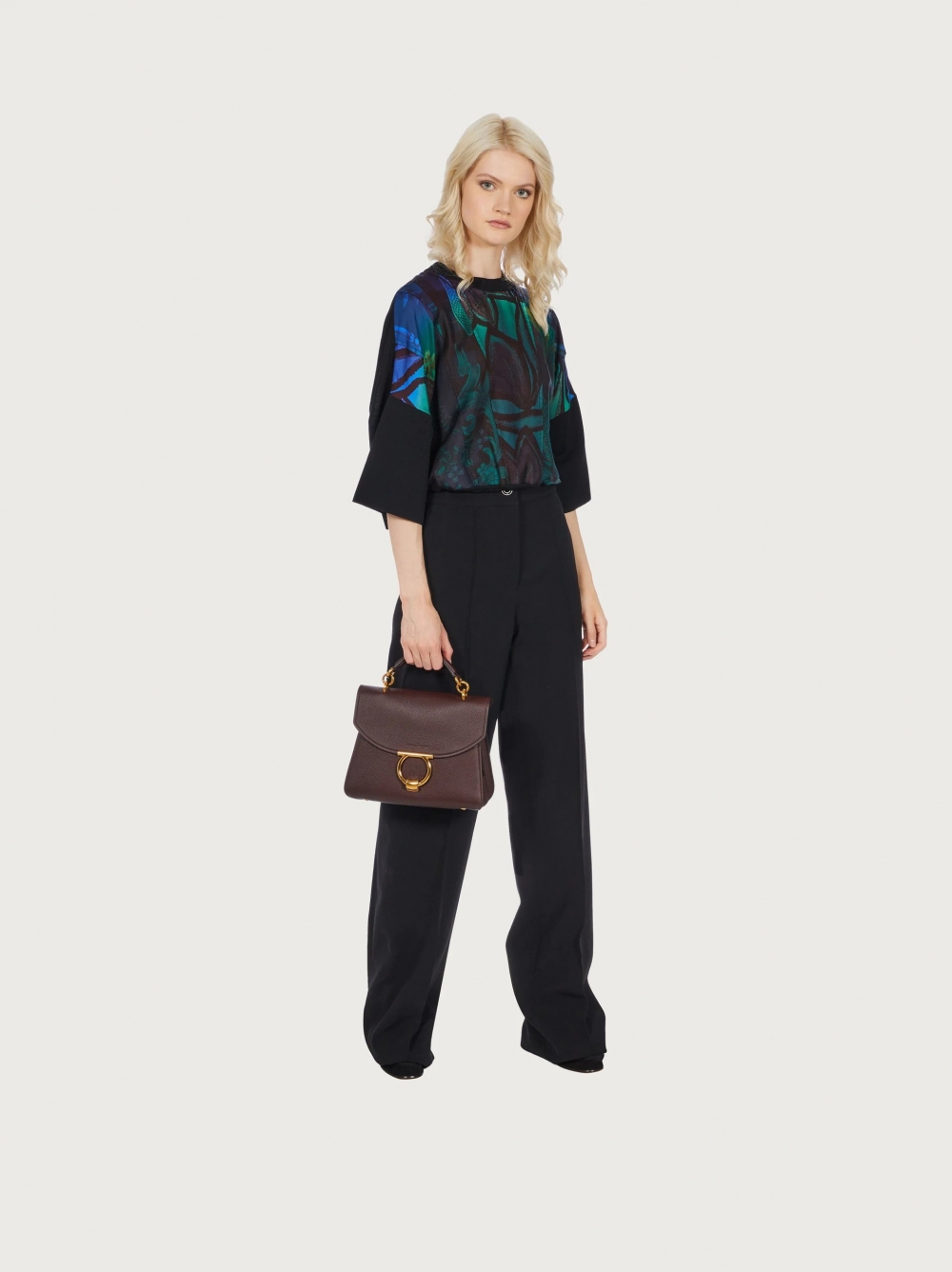 模特兒演繹Ferragamo Gancini Top Handle。