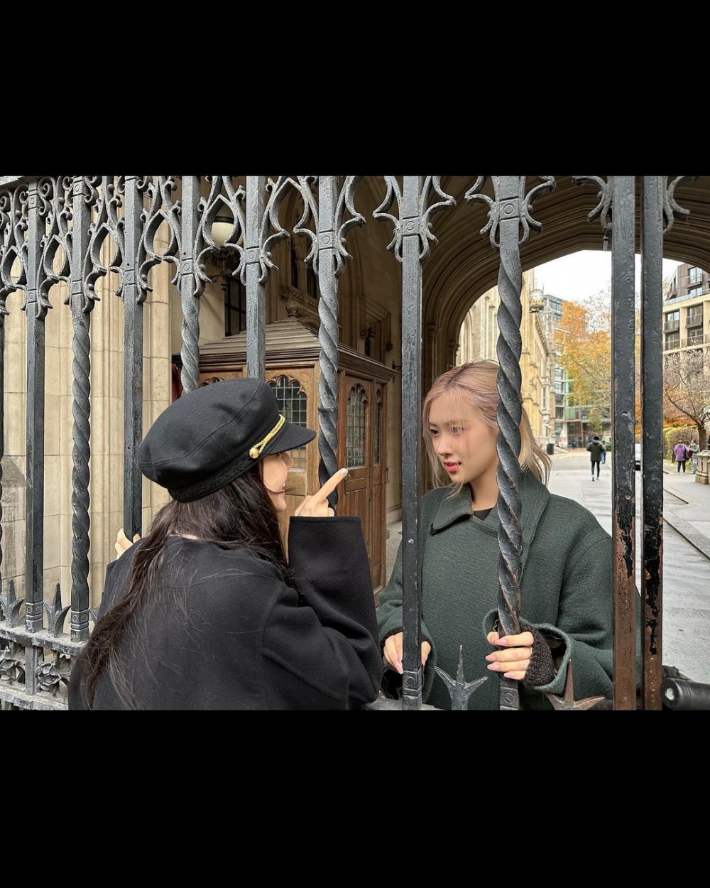 並與Rosé在倫敦重現《Enola Holmes》經典畫面。