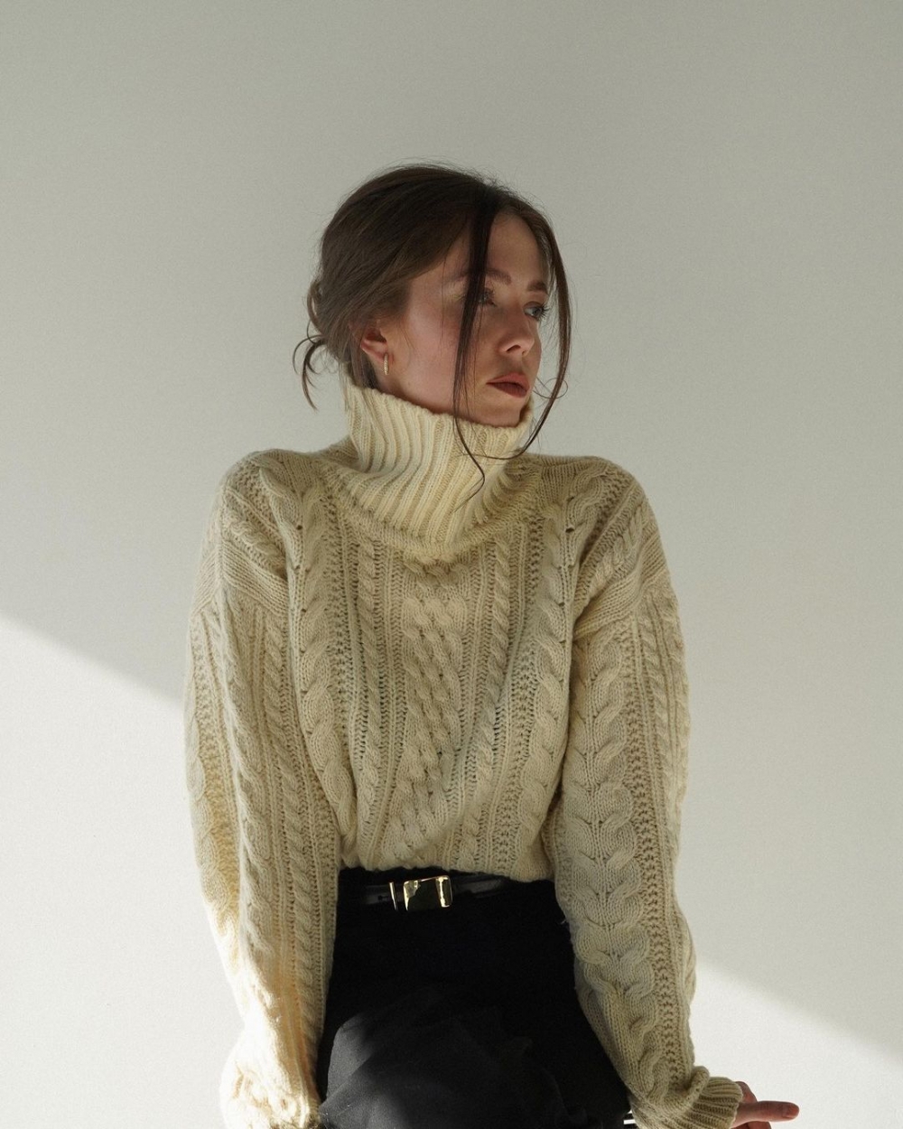 高領毛衣的穿搭技巧。