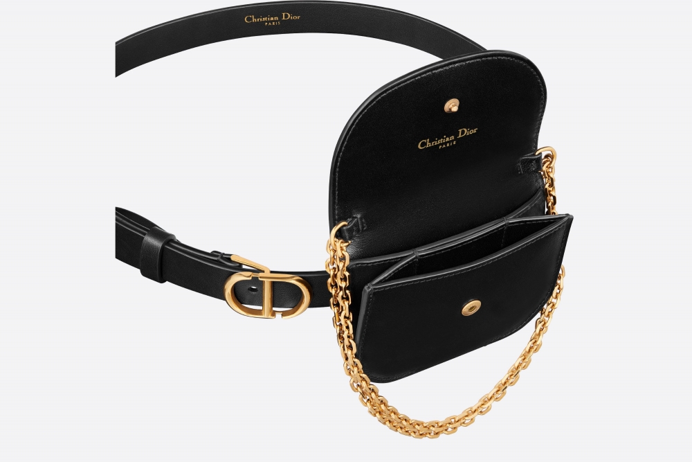 在皮帶上附有一個小袋。