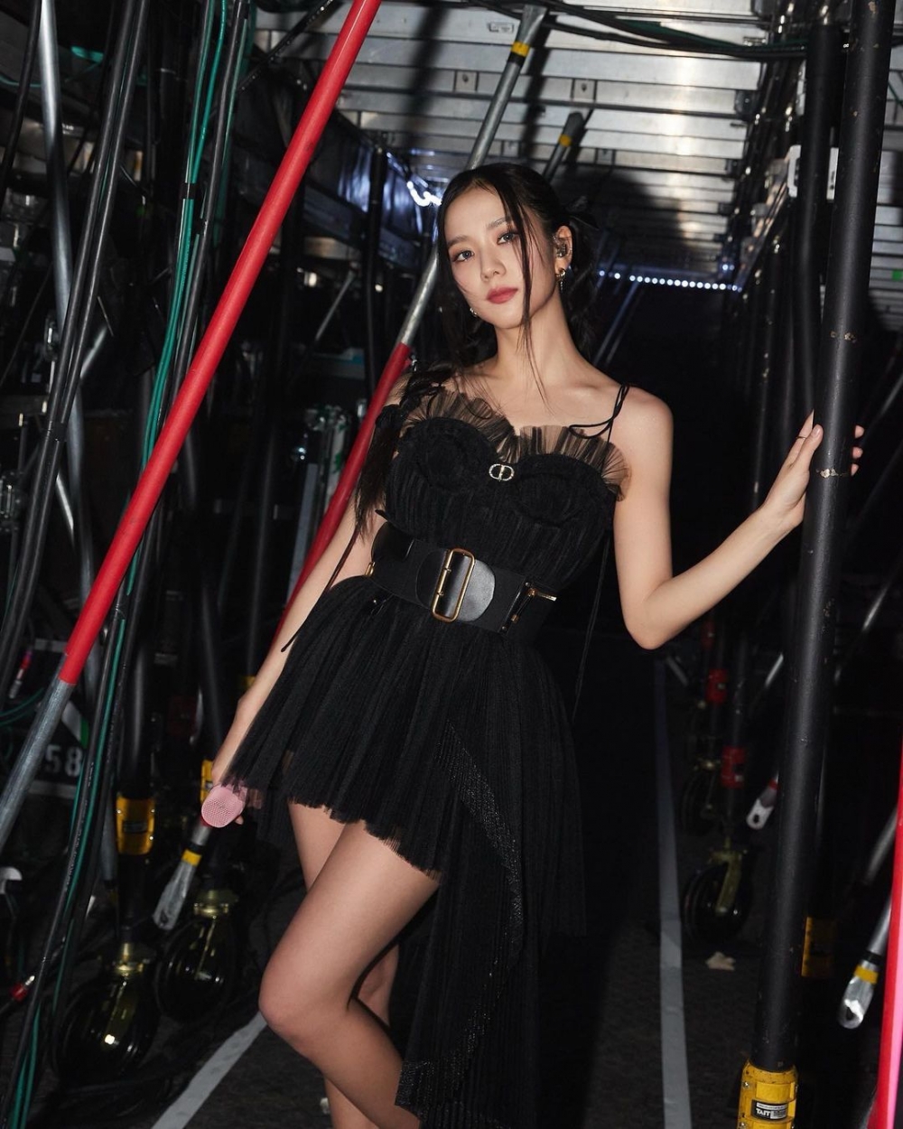 Jisoo則是穿上Dior的黑色短洋裝。